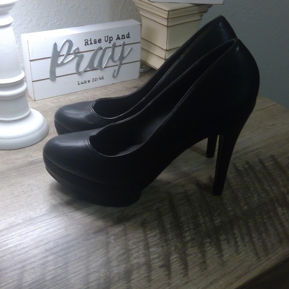 Black Heels Size 7.5 - Picture 2 of 2